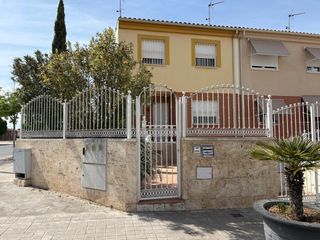 Semi detached house in La Guija. Chalet adosado con gran patio y espacios extra para disfrutar