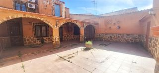 Casa a Manzanares. Casa de dos plantas con 4 dormitorios, garaje y patio grande en