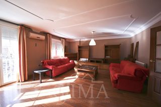 Piso en Tomelloso. Piso en venta con 200m2 con cocinilla y patio. 3 hab y plaza de