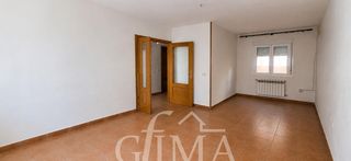 Casa adossada a Tomelloso. Casa adosada en venta con 3 dormitorios en urbanización privada