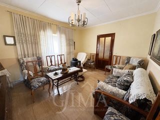 Wohngrundstück in Tomelloso. Casa de planta baja de 3 dormitorios y patio en zona coriente