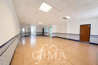 Casa a Tomelloso. Amplia casa de 2 plantas con 4 habitaciones y 2 baños en zona cf