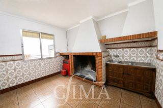 Maison à Tomelloso. Amplia casa de 2 plantas con 4 habitaciones y 2 baños en zona cf