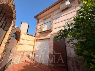 Casa a schiera  Pio baroja. Casa amplia con patio, garaje y mucho potencial en alcolea de ca