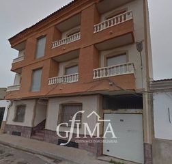 Edificio in Argamasilla de Alba. Edificio a la venta, 3 pisos por planta y garaje