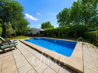 Casa  Vial camino. Chalet con piscina en parcela de 1.500 m2, entre tomelloso y arg
