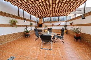 Casa adossada a Tomelloso. Chalet adosado premium en barrio europa  296 m2, patio con barba