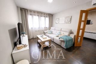 Casa adossada a Tomelloso. Adosado en venta de 252 m2 con patio, buhardilla, garaje para 3