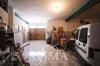 Casa  Calle doña crisanta. Casa de dos plantas a dos calles muy grande en plena cdña crisan