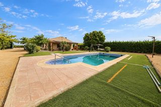 Xalet a Argamasilla de Alba. Chalet con piscina y finca de 10.528 m2 con almendros en regadío