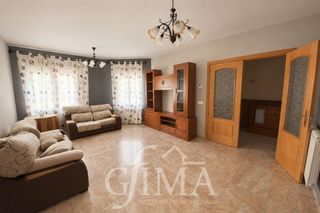 Casa adossada a Argamasilla de Alba. Casa adosada en venta con patio y garaje amplio