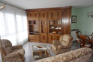Lloguer Pis a Sant Narcis. Pis de 114 m2 i pk  amb vistes, 3 habitacions i pàrquing.