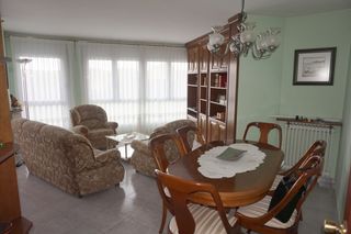 Lloguer Pis a Sant Narcis. Pis de 114 m2 i pk  amb vistes, 3 habitacions i pàrquing.