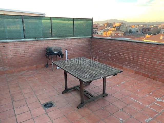 Foto 2c558168-a86d-491e-b3f9-2f593489695d. Àtic amb xemeneia calefacció aparcament a Montilivi Girona