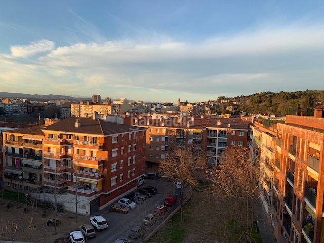 Foto 464129a8-e18c-4fe4-ad23-fd26e29f0a8c. Àtic amb xemeneia calefacció aparcament a Montilivi Girona