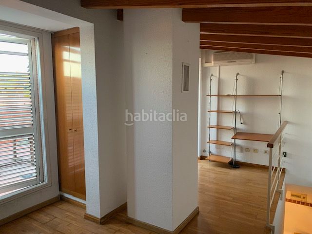 Foto b460b0ea-9b68-4a3e-a4bc-d17a3ba4fb55. Àtic amb xemeneia calefacció aparcament a Montilivi Girona