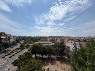 Lloguer Pis a Eixample Sud-Migdia. Pis ampli, lluminós i totalment moblat amb terrassa perimetral.