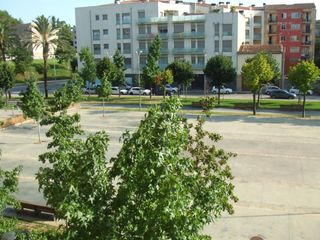 Affitto Appartamento in Eixample Sud-Migdia. Pis de 116 m2, 3 habitacions, 2 banys, sala d'estar, cuina, terr