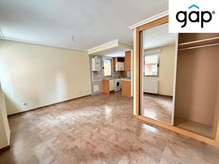 Studio à Reyes Católicos - Paseo de San Antonio. Apartamento con garaje y trastero en siglo xxi