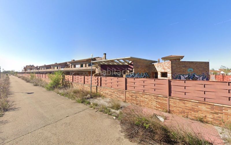 Foto 5797805d-33a4-49a0-8599-88cff0f828ae. Edificio in Pinseque