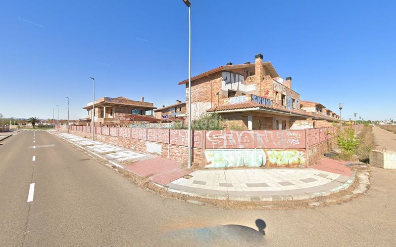 Foto d2211aa4-3237-448c-8c8e-fa856299295b. Edificio in Pinseque