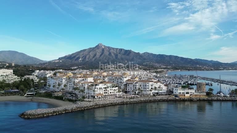 Foto f0feebd6-df19-40c8-aab2-7d9b514ed797. Edificio in Puerto Banús Marbella