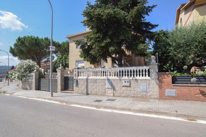 Foto c414ee63-3419-4a00-b5bf-79906bd4d652. Piso casa en venta en calle josep pla en Llinars del Vallès