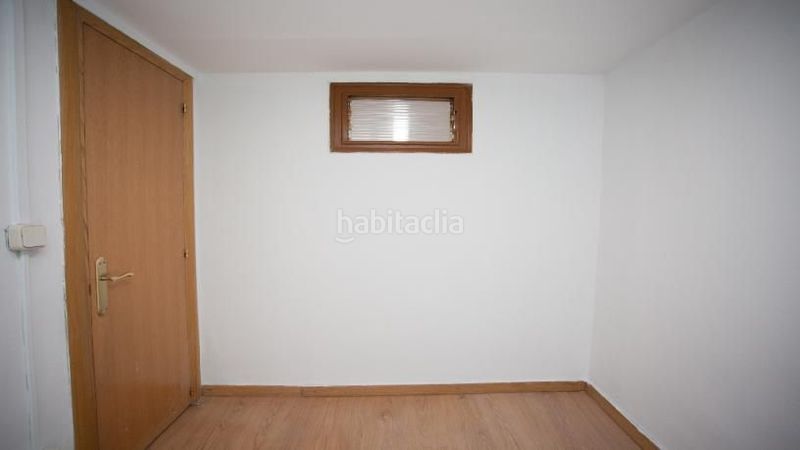 Foto 93a4c25a-8aba-40fb-a3d0-19163af7c2e5. Pis a Raval Barcelona