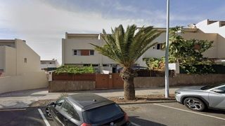 Casa aparellada  Avda san francisco. Chalet adosado en venta en avda san francisco