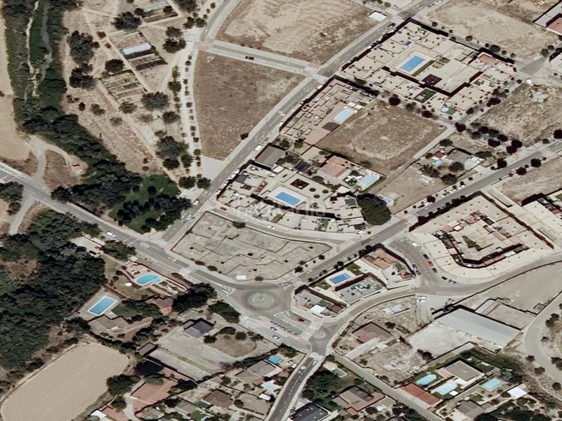 Foto 860c1016-b80e-4ab4-bd0e-0cf05ceaae7d. Aparcament cotxe a Arbeca