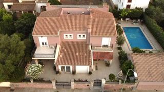 Casa in Carrer mossèn salvador galmés. Casa con 7 habitaciones con parking, piscina, calefacción y aire