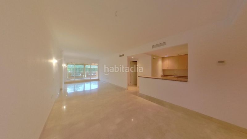 Foto 3ab0e106-2e6a-4dc6-9f67-7c01bbca4f25. Pis a Elviria Marbella