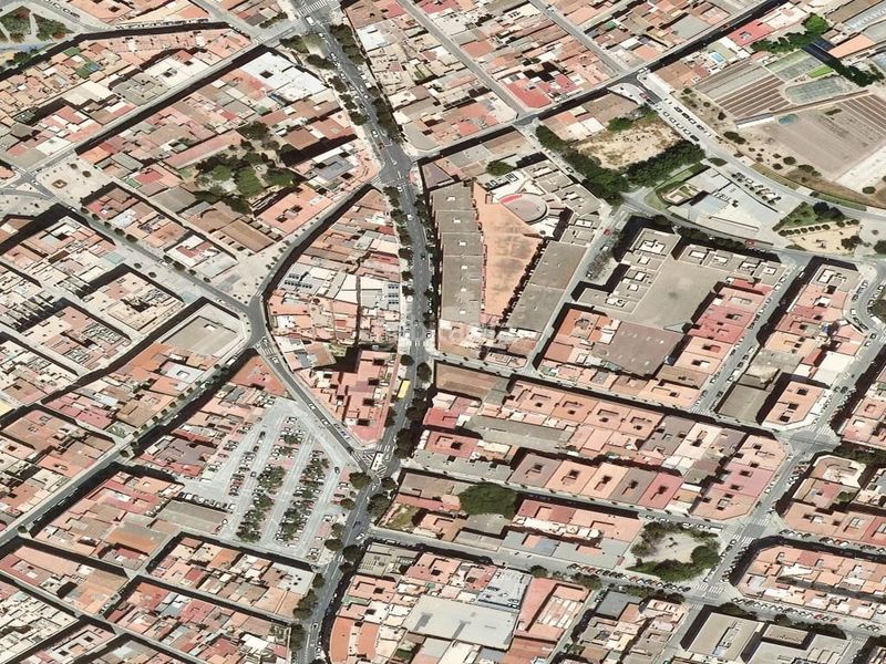 Foto b41f57e3-df72-4252-b0ad-1d201c8dcd32. Casa adossada a Llevant Reus