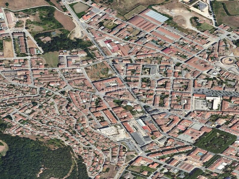 Foto a932e9d3-8565-42f8-a87d-1b491b844672. Aparcament cotxe a Olot