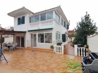 Casa in Avinguda central. Casa con 4 habitaciones con parking, piscina y aire acondicionad