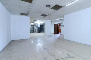 Location Local commercial  Mare de deu de montserrat. Local, en alquiler, en el guinardó av. mare de dèu de montserrat