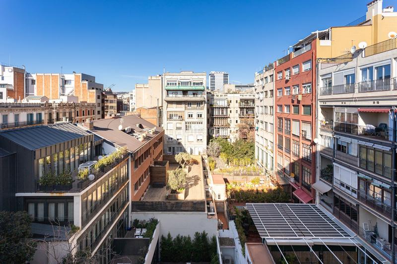 Foto 70a823ed-7bae-47c3-aad5-58d0694c819e. Ático exclusivo ático dúplex en eixample amplias terrazas a reformar en Barcelona