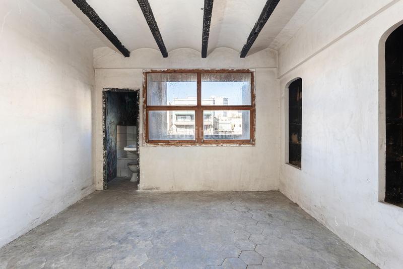 Foto ff5a3b8d-7503-4fe9-ae62-c1e831bdb3cf. Ático exclusivo ático dúplex en eixample amplias terrazas a reformar en Barcelona