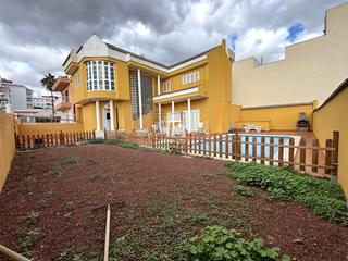 Casa a Saloma 4. Casa pareada con gran potencial en parque de la reina
