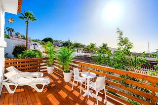 Casa a La punta 12. Casa adosada renovada con jardín y vistas al mar en chayofa
