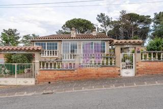 Xalet a Carrer roureda de can roig 45. Casa con piscina en la urbanización aigües bones de caldes de ma