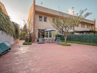 Casa adossada a Avinguda pasos catalans 30. Casa en venta en caldes de malavella