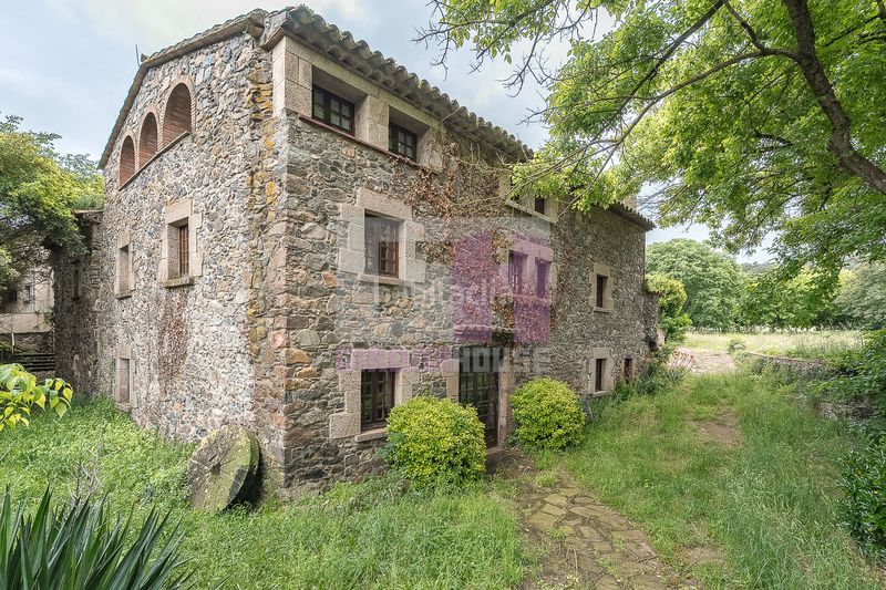 Foto 8089ee1f-d67b-4291-aa2b-0f9d0e5d1737. Casa amb xemeneia calefacció aparcament a Caldes de Malavella