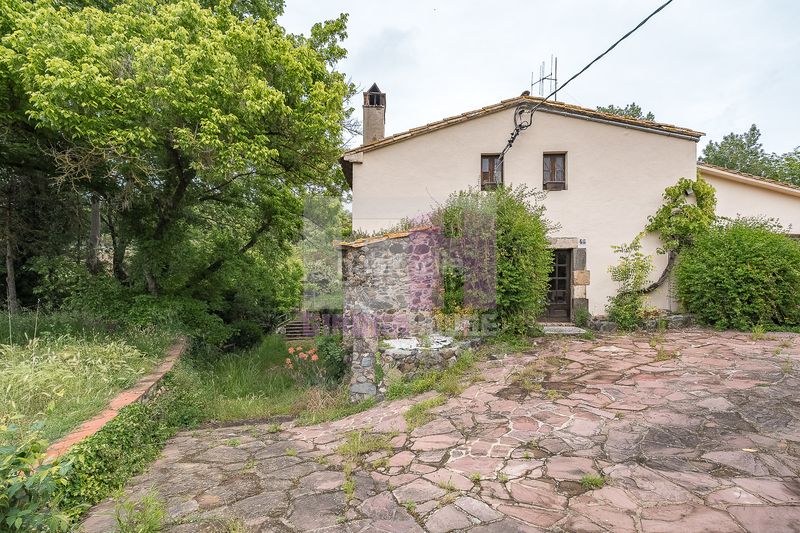 Foto e07886f3-71af-4501-a26b-2da6a9b2a496. Casa amb xemeneia calefacció aparcament a Caldes de Malavella