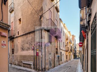 Casa aparellada  Carrer de la creu 56. Oportunidad para inversores: edificio esquinero en el eixample d