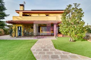 Chalet en Caldes de Malavella. Magnífica casa amueblada con piscina en la urbanización llac del