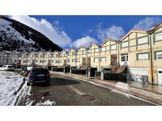 Maison jumelée à El lago 74. Venta de chalet adosado en espinosa de los monteros