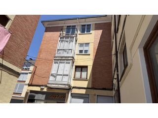 Pis a Calle plaza castilla 4. Piso exterior con balcon en el centro de espinosa