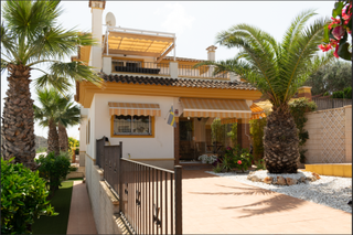 Maison à Rojales. La villa se distribuye en dos plantas, con una superficie total