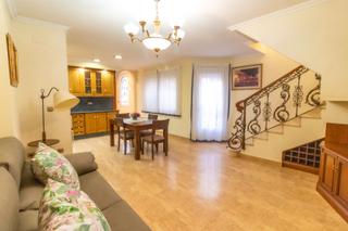 Location Duplex à Centro - Muelle Pesquero. Alquiler anual de amplia vivienda de dos alturas con 4 dormitori